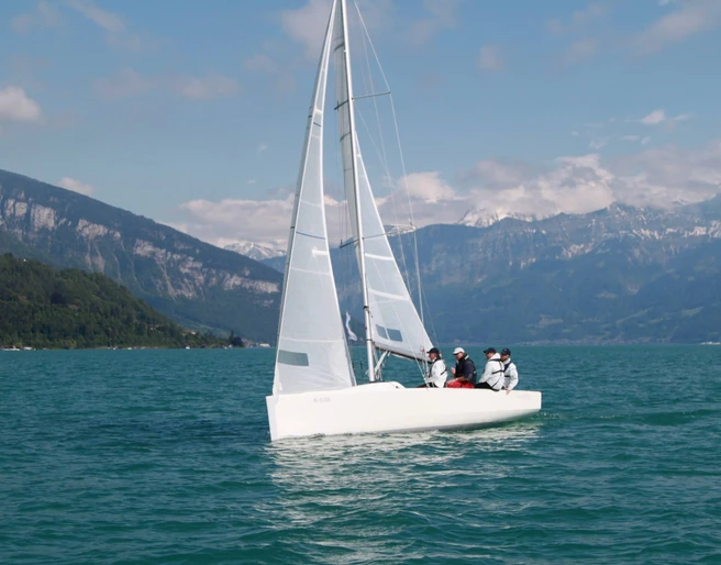 thunersee-sommer-segeln-berge-sailbox