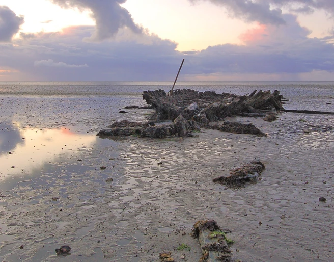 Das Schiffswrack ist nur bei Ebbe sichtbar