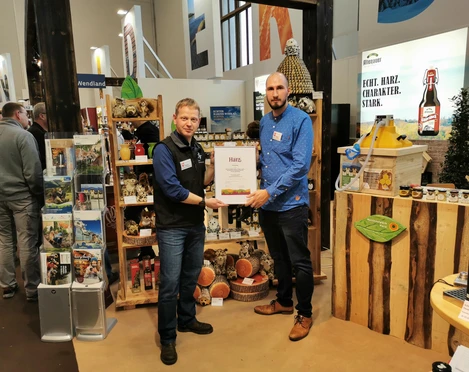Urkundenübergabe Typisch Harz Imker Stephan Koppelin