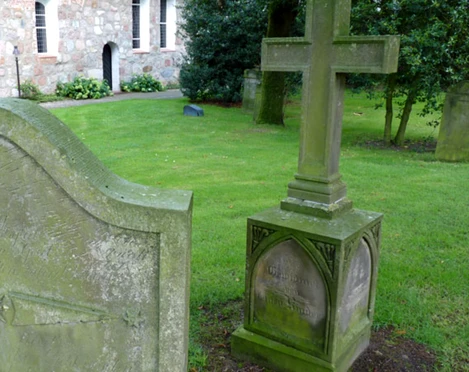Uralte Grabsteine sind noch auf dem alten Friedhof zu finden
