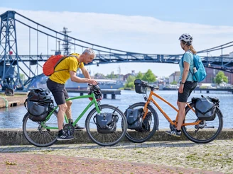 Radfahrende vor Kaiser-Wilhelmbrücke in Wilhelmshaven