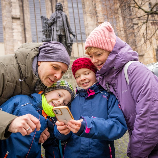 Thomaskirche-Leipzig-Bach-Denkmal-Querformat-Familie-Smartphone-Philipp-Kirschner-leipzig-travel.jpg