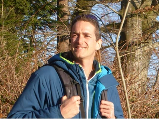 sigriswil-kraeuterwanderung-daniel-zenger-portrait-fruehling