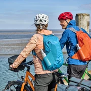 Radfahrende blicken aufs Wattenmeer