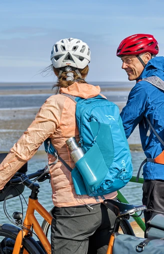 Radfahrende blicken aufs Wattenmeer