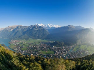 Blick vom Harder auf Interlaken mit Eiger, Mönch und Jungfrau