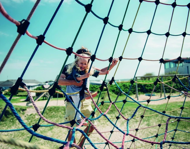 Klettern auf dem Spielplatz