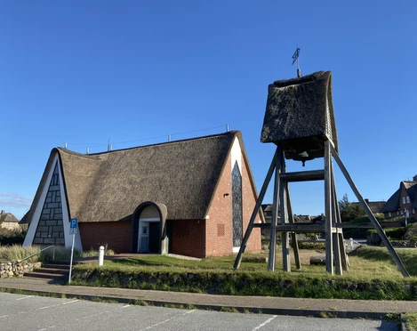 Parkplatz vor der Kirche St. Peter