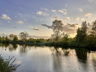 Der Wasserbahnhof zum Sonnenuntergang im Herbst Der Wasserbahnhof zum Sonnenuntergang im Herbst