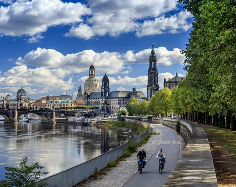 Elberadweg vor Dresdner Silhouette Elberadweg vor Dresdner Silhouette