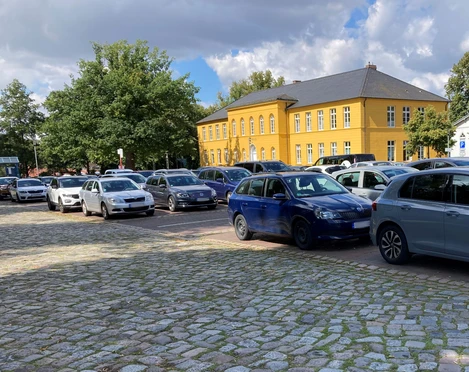 Parkplatz_Rathaus3_22082023_PetraRoemer.jpg