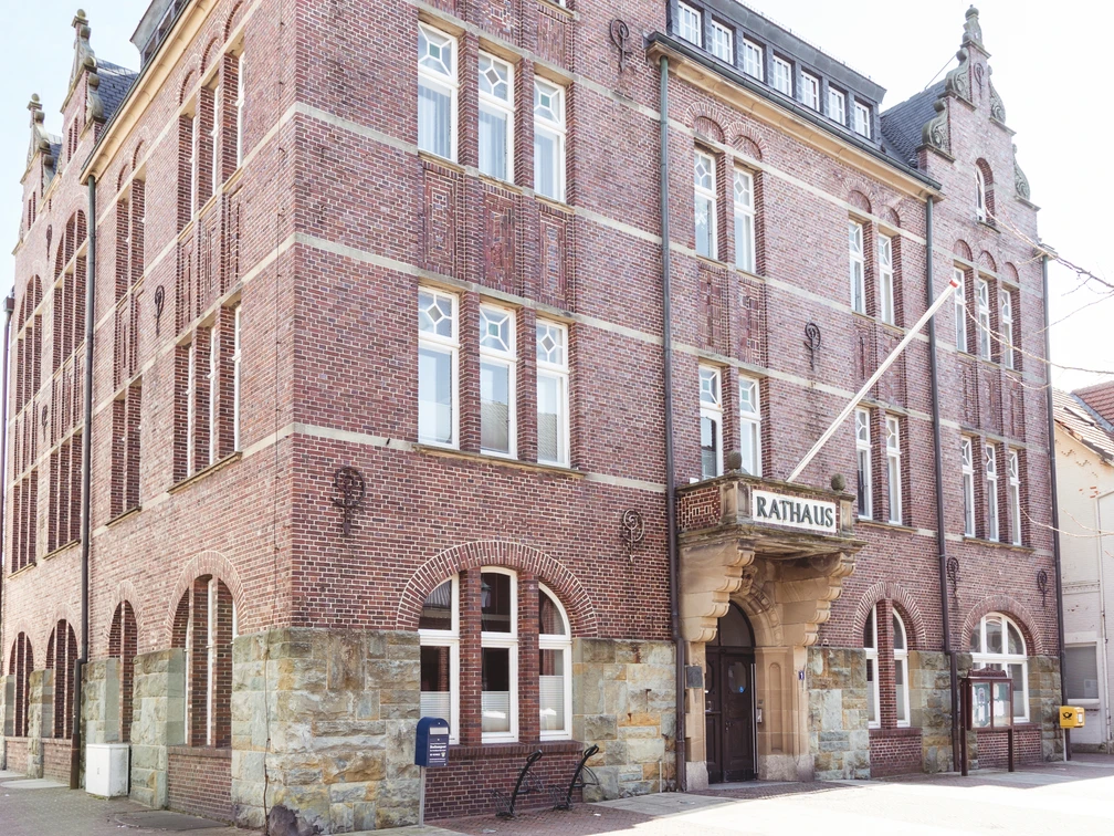 Backsteinrathaus auf Borkum mit großen Fenstern und markantem Eingangsbereich.Brick town hall on Borkum with large windows and a prominent entrance.