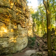 Wanderer in der Teufelsschlucht im Süden der Eifel