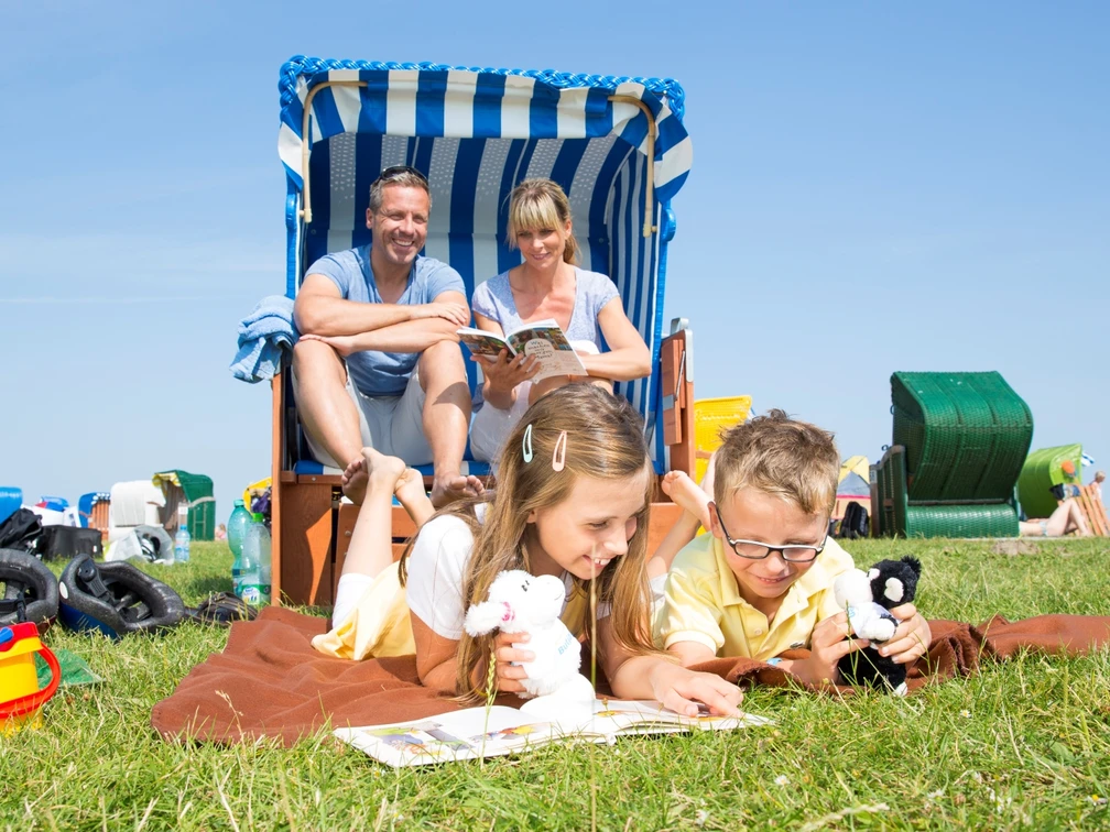 Familie_Gruenstrand_Strandkorb_Nordsee_Butjadingen.jpg