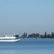 FGS Steinhude vor der Insel Wilhelmstein Das Fahrgastschiff FGS Steinhude gleitet auf einem ruhigen See, im Hintergrund die Insel Wilhelmstein.