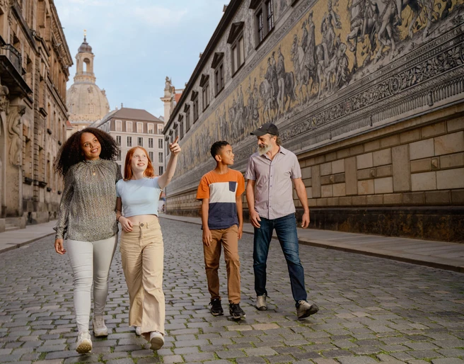 Familienausflug zum Fürstenzug in Dresden.jpg Fürstenzug Dresden