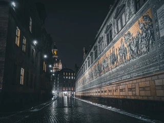 Der Fürstenzug Dresden bei Nacht.jpg Fürstenzug Dresden