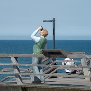 Mann mit Fernglas