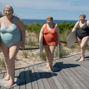 Drei Surferinnen