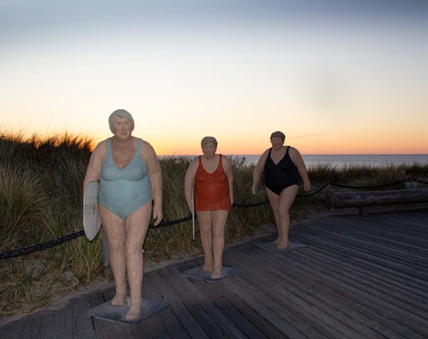 Drei Surferinnen vor Sonnenuntergang