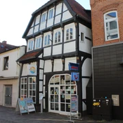 Ackerbürgerhaus Fachwerkhaus mit Schaufenstern, Läden im Erdgeschoss und markanten Holzdetails an der Fassade.