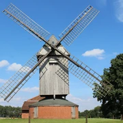 Ahrbecker Bockwindmühle Die Ahrbecker Bockwindmühle mit ihren imposanten Flügeln vor strahlend blauem Himmel.