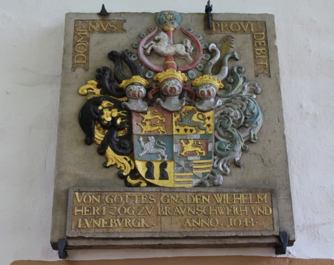 Ein aufwendig gestaltetes Wappen mit lateinischer Inschrift und Inschrift über Herzog Wilhelm.