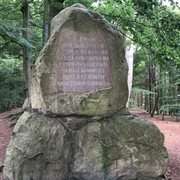Oyler Berg Gedenkstein im Wald erinnert an die Gründung des Bundes der Vereine für Naturschutz in Deutschland.