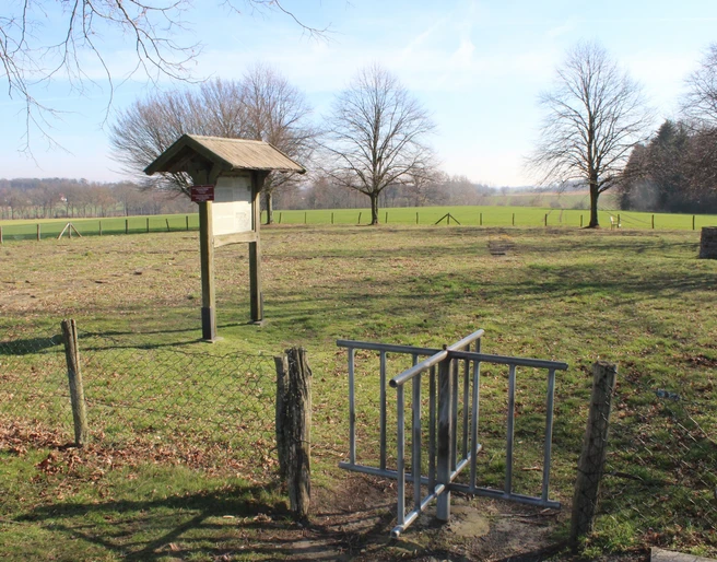Kloster Asbeke liegt in einer grünen, ruhig gelegenen Landschaft, umgeben von Bäumen und Feldern.