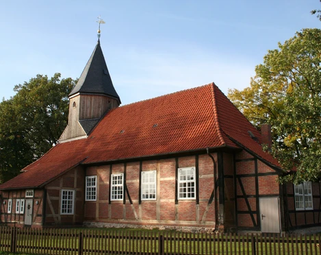 Corvinuskirche in Erichshagen Die Corvinuskirche in Erichshagen ist ein Fachwerkbau mit rotem Ziegeldach und einem Kirchturm.