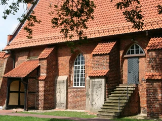Ev.-luth. Johannis der Täufer-Kirche Drakenburg Die evangelisch-lutherische Johannis der Täufer-Kirche in Drakenburg aus rotem Backstein mit markantem Treppengiebel.