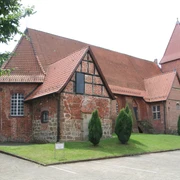 Ev.-luth. Johannis der Täufer-Kirche in Drakenburg Backsteinkirche aus der Gotik in Drakenburg mit markantem Schnittgiebel und vereinzelt stehenden Bäumen.