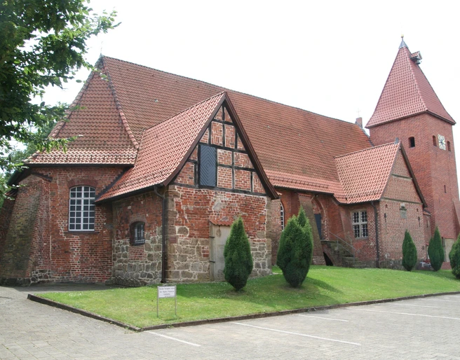 Ev.-luth. Johannis der Täufer-Kirche in Drakenburg Backsteinkirche aus der Gotik in Drakenburg mit markantem Schnittgiebel und vereinzelt stehenden Bäumen.