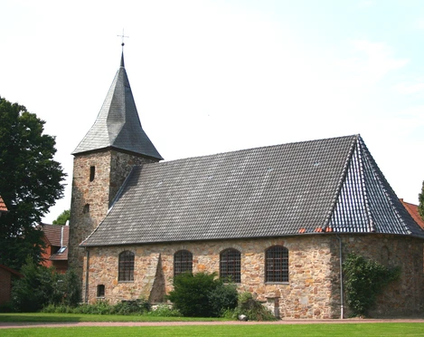 Kirche Schlüsselburg Historische Kirche in Schlüsselburg mit Steinfassade und Turm, umgeben von grüner Landschaft.