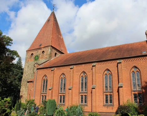 Ev.-luth. Kirche St. Marien Wechold Ev.-luth. Kirche St. Marien Wechold mit rotem Backstein, gotischen Fenstern und hohem Turm.