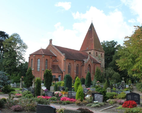Ev.-luth. Kirche St. Marien Wechold Evangelisch-lutherische Kirche St. Marien Wechold mit rotbrauner Backsteinfassade und Friedhof.