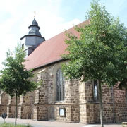 Petrikirche Petrikirche in ländlicher Umgebung mit markantem Turm und schmuckvollem, rotem Ziegeldach.