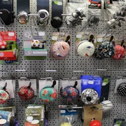 Fahrradklingel Verschiedene farbenfrohe Fahrradklingeln hängen an einer perforierten Verkaufswand in einem Geschäft.