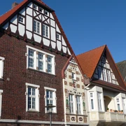 Riekes Honigkuchenfassade Fachwerkhaus mit verzierten Klinkerfassaden und Holzdetails vor blauem Himmel in Niedersachsen.