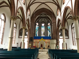 Innenraum Felicianus Kirche Weyhe In der Felicianus Kirche Weyhe dominieren elegante Bögen und hohe Decken den lichtdurchfluteten Raum.