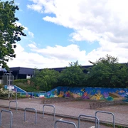 Freibad Weyhe Freibad Weyhe mit farbenfroher Unterwasserwelt-Malerei und üppigem Grün im Hintergrund.