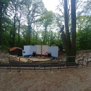 Freilichtbühne Daverden Freilufttheater in einem bewaldeten Gebiet mit Sitzbänken vor einer zentralen Bühne aus Holz.