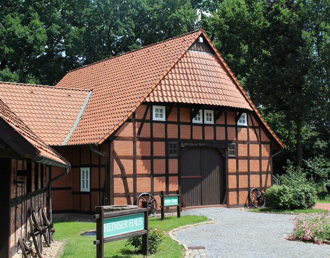 Heringsfängermuseum Heimsen Das Heringsfängermuseum Heimsen in Fachwerkbauweise bietet Einblicke in die Fischereigeschichte.