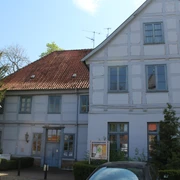Heimatmuseum Grafschaft Hoya Ein historisches Fachwerkgebäude mit rotem Ziegeldach und weißen Fassaden dominieren das Bild.