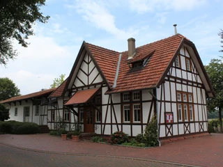 Hochzeitsbahnhof Lavelsloh Fachwerkarchitektur des Hochzeitsbahnhofs Lavelsloh mit rotem Dach unter blauem Himmel.