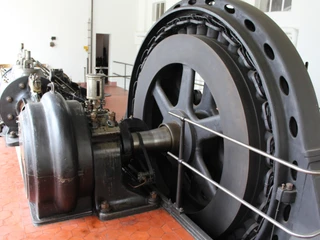 Dampfmaschine Senffabrik Eystrup Eine historische Dampfmaschine mit großem Schwungrad in der Senffabrik Eystrup, Niedersachsen.