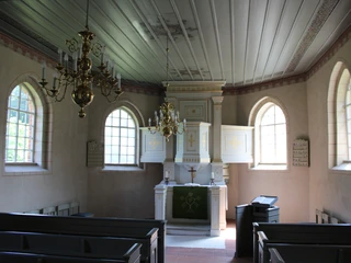 Kirche Binnen Altar Kunstvoller Barockaltar in einer lichten Kirche mit hohen Fenstern und feinen Deckenornamenten.