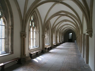 Kreuzgang Kloster Loccum Gotischer Kreuzgang mit hohen, gewölbten Decken und farbigen Glasfenstern im Kloster Loccum.