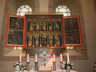 Altar im Kloster Loccum Ein kunstvoll verzierter Altar mit detaillierten Reliefs und geschnitzten Figuren im Kloster Loccum.