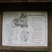 Landesbergen Lasseburg Schild mit Lageplan und Historie der Lasseburg in Landesbergen, umgeben von üppigem Grün.